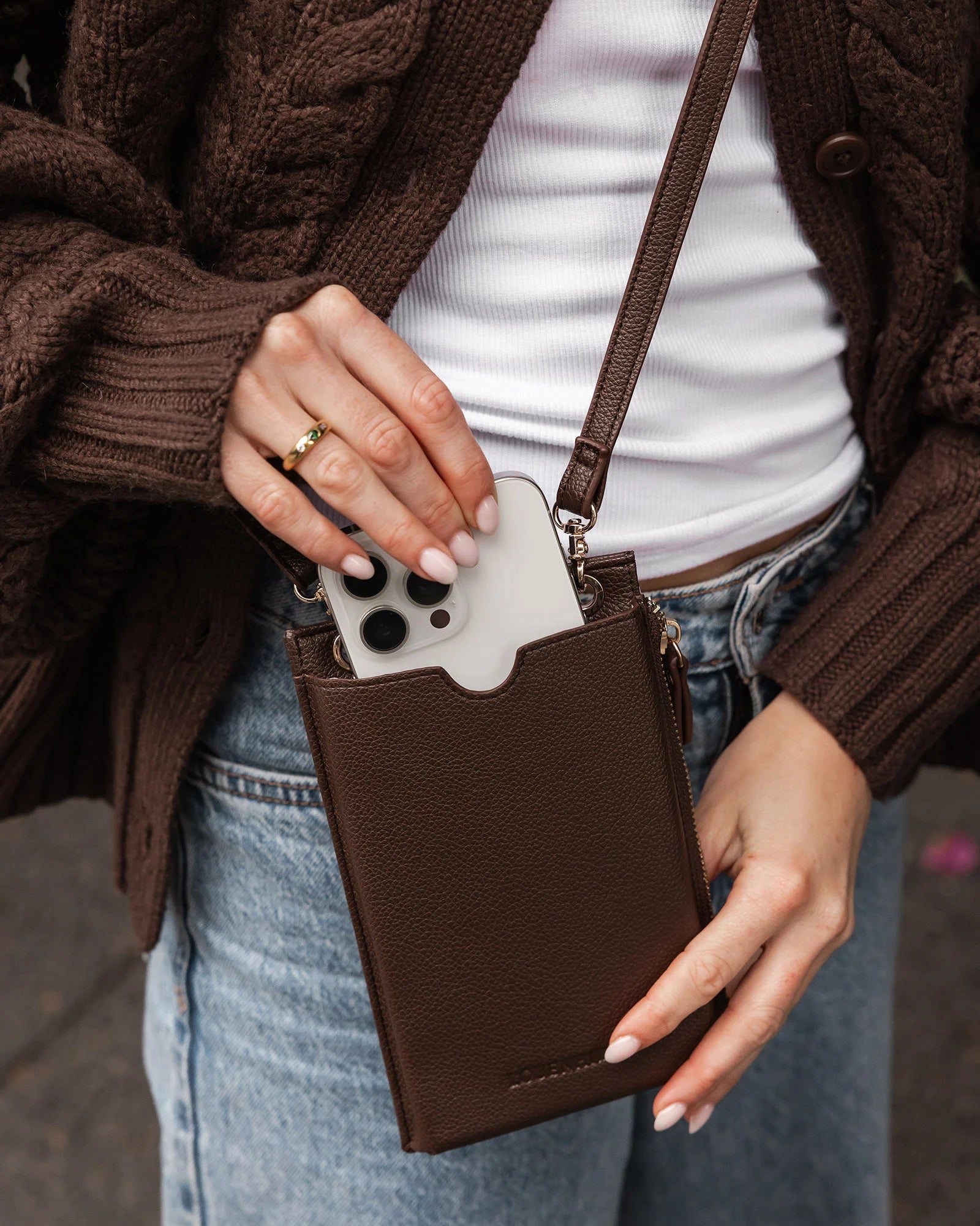 Louenhide - Suki Phone Bag Chocolate